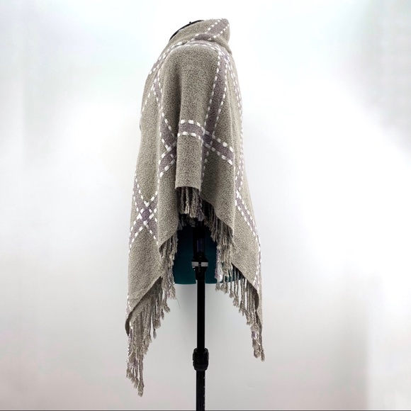 Accessory St New York NWT Shawl Style Knit Fringed Poncho, One Size - Picture 5 of 16
